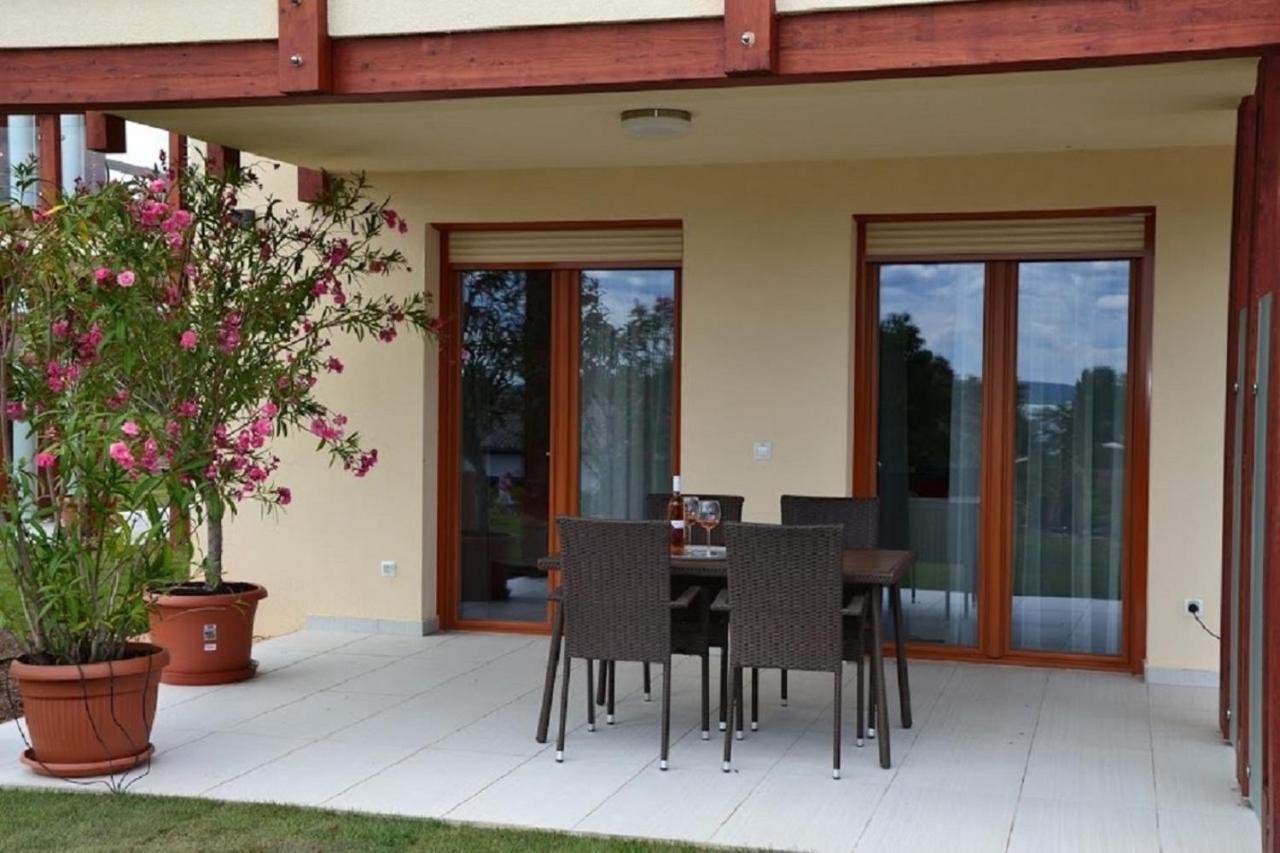 בלטונאקאלי Aranymandula Apartmanok מראה חיצוני תמונה