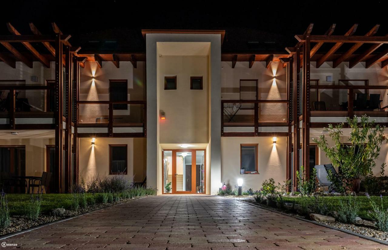 בלטונאקאלי Aranymandula Apartmanok מראה חיצוני תמונה